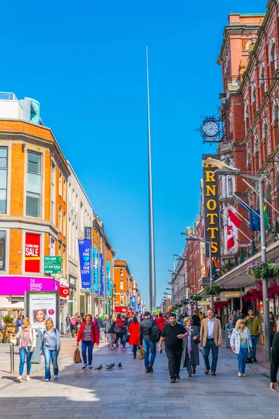 Dublin Ireland May 2017 People Strolling Henry Street Spire Monument — Stock Photo, Image