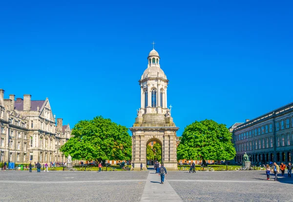 Dublín Irlanda Mayo 2017 Los Estudiantes Están Pasando Campanile Dentro —  Fotos de Stock