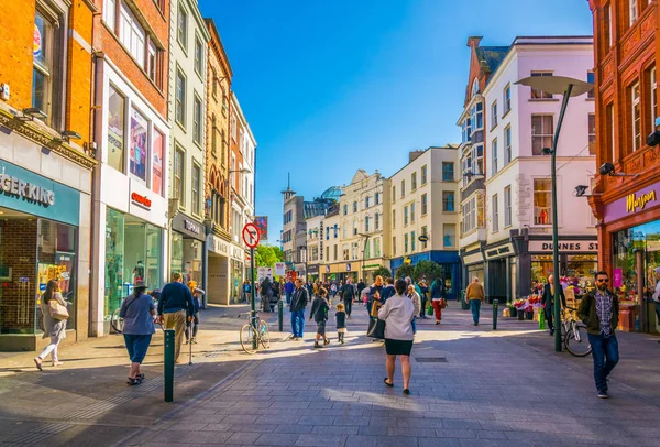 Dublin Irland Maj 2017 Människor Strosat Upptagen Gata Centrala Dublin — Stockfoto