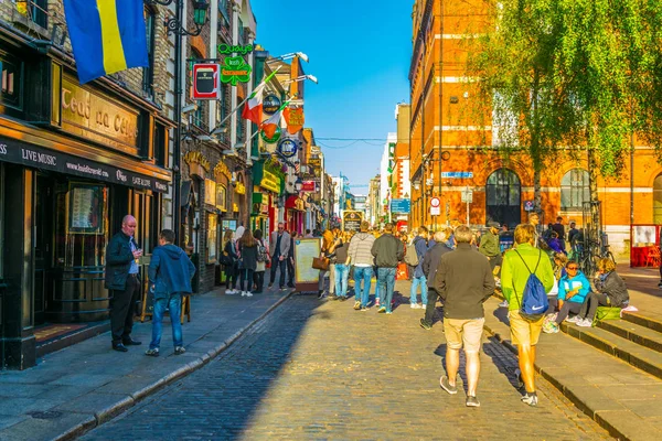 Dublin Ireland May 2017 People Strolling Busy Street Temple Bar — Stock Photo, Image