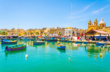 Renkli balıkçı tekneleri Marsaxlokk, Malt demirlemek