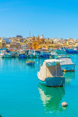 Renkli balıkçı tekneleri Marsaxlokk, Malt demirlemek