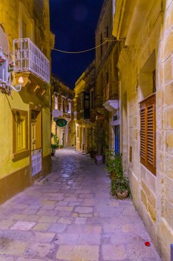 Birgu, Malt dar bir sokakta gece görünümü