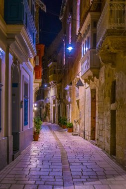 Birgu, Malt dar bir sokakta gece görünümü
