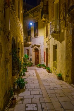 Birgu, Malt dar bir sokakta gece görünümü