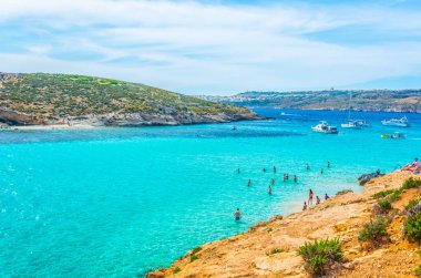 Turist turkuaz suların Comino'daki adada Malt mavi lagün tadını çıkarıyor