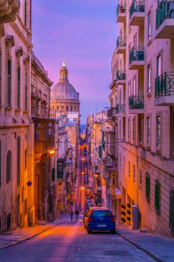 Gün batımı görünümü Karmelit kilisenin Valletta, Malt Our Lady of Mount Carmel dar bir sokak