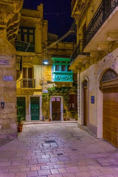 Birgu Malt Dar Bir Sokakta Gece Görünümü — Stok fotoğraf