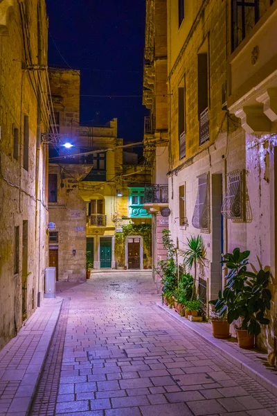 Vista Nocturna Una Calle Estrecha Birgu Malta —  Fotos de Stock