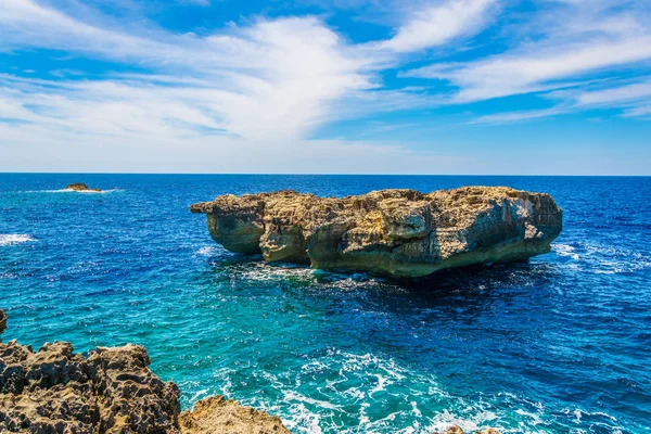 Blick Auf Die Zerklüftete Meeresküste Der Nähe Von Dwejra Point — Stockfoto