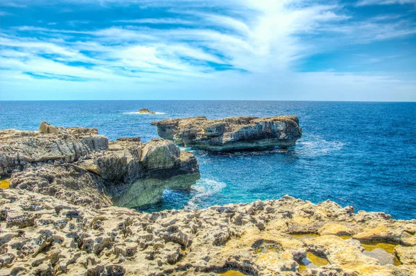 Blick Auf Die Zerklüftete Meeresküste Der Nähe Von Dwejra Point — Stockfoto