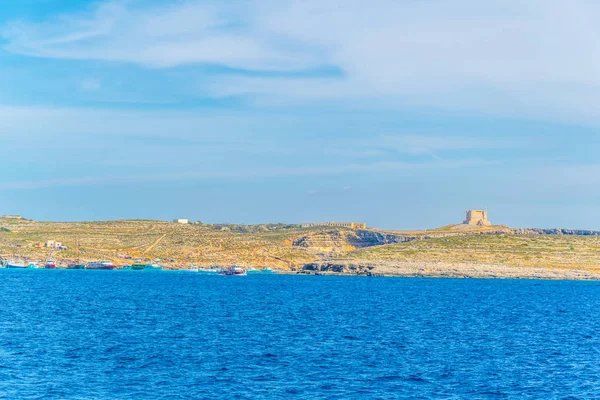 Туристические Лодки Стоят Якоре Возле Острова Комино Мальт — стоковое фото