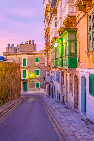 Vista Atardecer Una Calle Estrecha Centro Histórico Valeta Malta — Foto de Stock