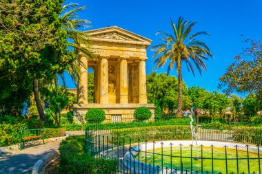 Valletta, Malt alt barrakka bahçelerinde antika bir köşk görünümünü