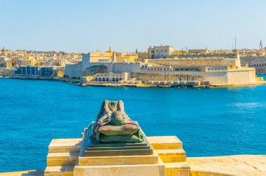 İkinci Dünya Savaşı Grand Limanı ve Fort St. Angelo, Valletta, Malt gören bir catafalque yalan bir bronz asker olarak hatırlatan anıt