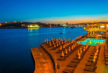 Sliema, Malt içinde yüzme havuzlu bir bar gece görünümü