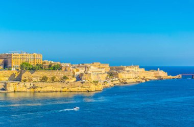 Fort St. Elmo, alt barrakka bahçeleri ve Valletta, Malt kuşatma çan