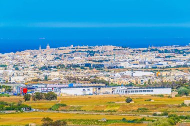 Adam, Malta Valletta ile kırsal