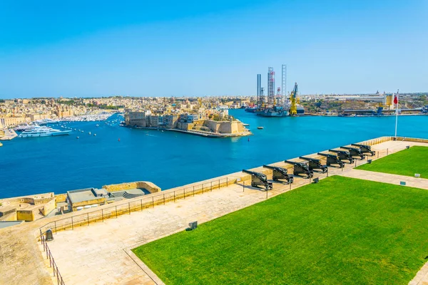 Salutera Batteri Inför Birgu Stad Med Fort Angelo Och Senglea — Stockfoto