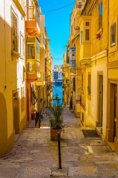 Senglea 麦芽の歴史的中心部の狭い通りのビュー — ストック写真