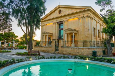 Valletta, Malt üst barrakka bahçelerde gün batımı görünümü