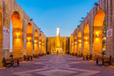 Valletta, Malt üst barrakka bahçelerde gece görünümü