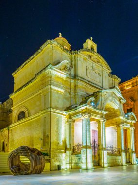 Valletta, Malt İtalya'nın saint Catherine Kilisesi'nin gece görünümü