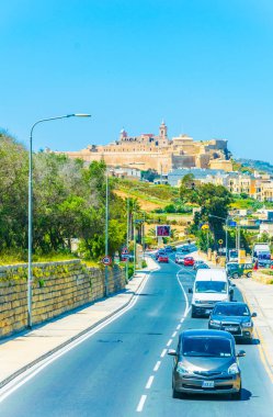 Victoria, Gozo, Malt Kalesi için önde gelen bir dar sokak görünümü