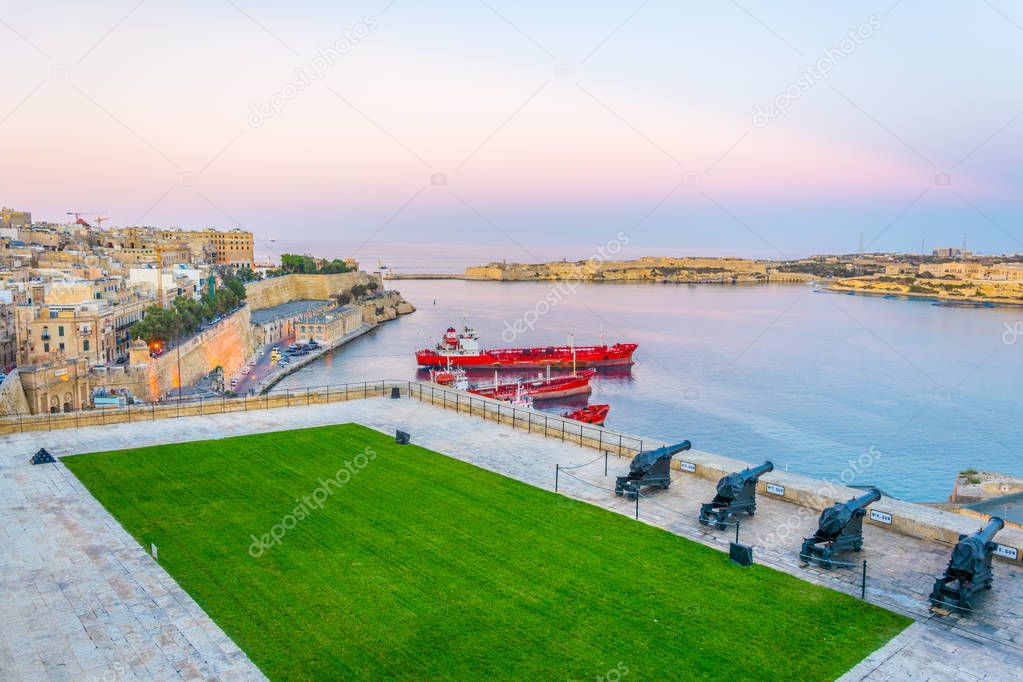Sunset view of the Saluting Battery facing Birgu town with Fort st. Angelo and Senglea in Valletta, Malt