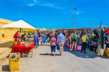 Marsaxlokk, Malta, 30 Nisan 2017: İnsanlar Marsaxlokk, Malt pazarında pazar aracılığıyla gezinme