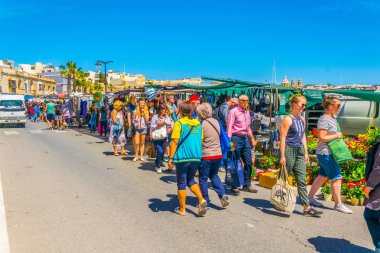 Marsaxlokk, Malta, 30 Nisan 2017: İnsanlar Marsaxlokk, Malt pazarında pazar aracılığıyla gezinme