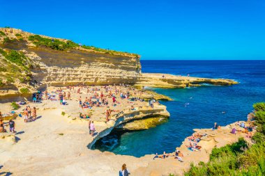 Marsaxlokk, Malta, 30 Nisan 2017: İnsanlar güneşli gün Marsaxlokk, Malt yakınındaki Saint Peter's havuzda tadını çıkarıyor