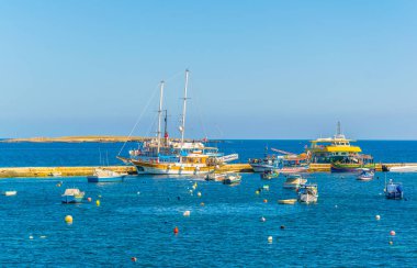 Bugibba, Malta, 1 Mayıs 2017: Turizm yolcu gemilerine Bugibba, Malt içinde görünümünü