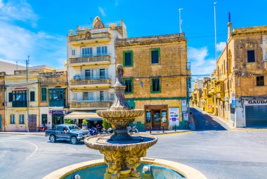 Victoria (Rabat), Malta, 1 Mayıs 2017: Victoria (Rabat), Gozo, Malt dar bir sokakta görünümünü