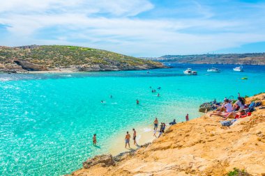 Comino, Malta, 1 Mayıs 2017: Turist turkuaz suların Comino'daki adada Malt mavi lagün tadını çıkarıyor