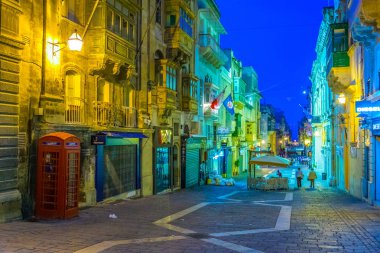 Valletta, Malta, 1 Mayıs 2017: Valletta tarihi merkezi, Malt dar bir sokakta gün batımı görünümü