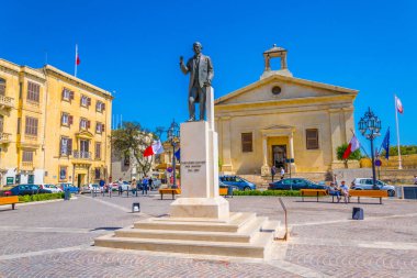Valletta, Malta, 2 Mayıs 2017: Görünümü Malta Borsası ve eski Başbakanı Gorg Borg Olivier Vallett heykeli