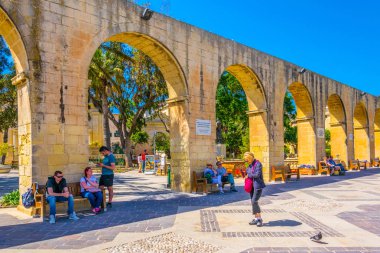 Valletta, Malta, 2 Mayıs 2017: İnsanlar Valletta, Malt üst barrakka bahçelerde gölgede tadını çıkarıyor