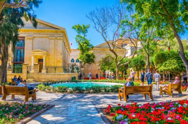 Valletta, Malta, 2 Mayıs 2017: İnsanlar Valletta, Malt üst barrakka bahçelerde gölgede tadını çıkarıyor