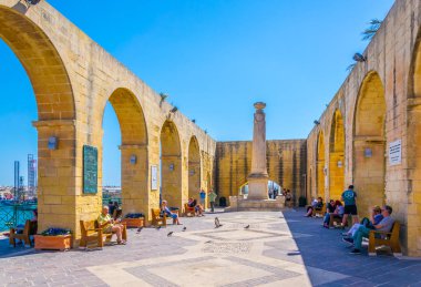 Valletta, Malta, 2 Mayıs 2017: İnsanlar Valletta, Malt üst barrakka bahçelerde gölgede tadını çıkarıyor