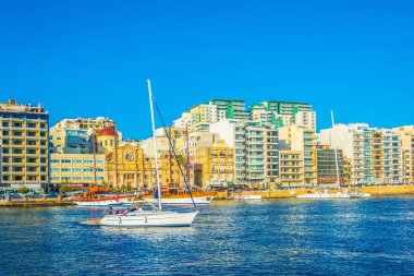 Sliema, Malta, 2 Mayıs 2017: İnsanlar Sliema, Malt deniz yürüyüş