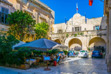 Mdina, Malta, 2 Mayıs 2017: Mdina, Malt eski şehrin dar bir sokakta görünümünü