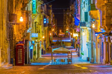 Valletta, Malta, 2 Mayıs 2017: Valletta, Malt dar bir sokakta gece görünümü