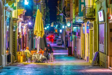 Valletta, Malta, 2 Mayıs 2017: Valletta, Malt dar bir sokakta gece görünümü