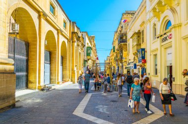 Valletta, Malta, 3 Mayıs 2017: Valletta tarihi merkezi, Malt dar bir sokakta görünümünü