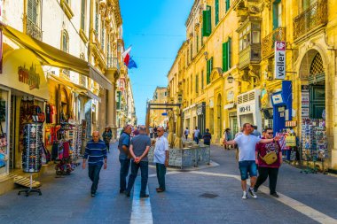 Valletta, Malta, 3 Mayıs 2017: Valletta tarihi merkezi, Malt dar bir sokakta görünümünü