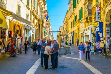Valletta, Malta, 3 Mayıs 2017: Valletta tarihi merkezi, Malt dar bir sokakta görünümünü