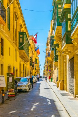Valletta, Malta, 3 Mayıs 2017: Valletta tarihi merkezi, Malt dar bir sokakta görünümünü