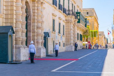 Valletta, Malta, 3 Mayıs 2017: Ulusal Muhafız Valletta, Malt büyükustaları Sarayı önünde görünümünü