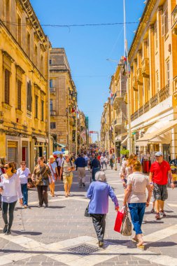 Valletta, Malta, 3 Mayıs 2017: Valletta tarihi merkezi, Malt dar bir sokakta görünümünü